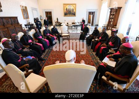 Vatican, Vatican. 19 octobre 2023. Italie, Rome, Vatican, 2023/10/19 le Pape François reçoit en audience privée les évêques du Bénin lors de la visite 'ad limina Apostolorum' au Vatican Photographie par VATICAN MEDIA /presse catholique crédit photo : Agence photo indépendante/Alamy Live News Banque D'Images