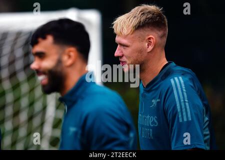 Photo du dossier datée du 19-09-2023 d'Aaron Ramsdale (à droite) qui trouve "étrange" l'attention portée à sa bataille avec David Raya pour être numéro un d'Arsenal - mais admet qu'il craint pour son avenir en Angleterre s'il ne le gagne pas. Date d'émission : jeudi 19 octobre. Banque D'Images