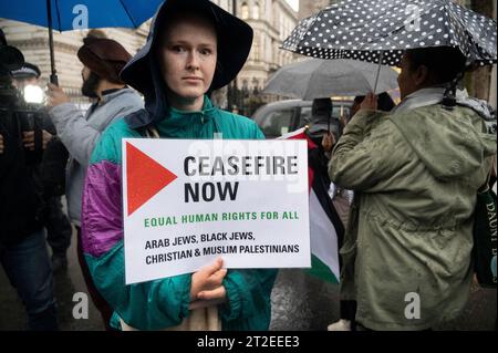 Londres 18 octobre 2023. Downing Street. Veillée pour la Palestine, y compris les personnes tuées à l'hôpital Al-Ahli de Gaza Banque D'Images