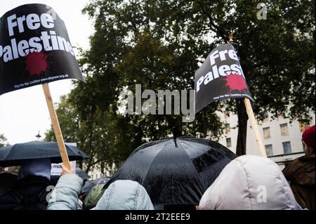 Londres 18 octobre 2023. Downing Street. Veillée pour la Palestine, y compris les personnes tuées à l'hôpital Al-Ahli de Gaza Banque D'Images