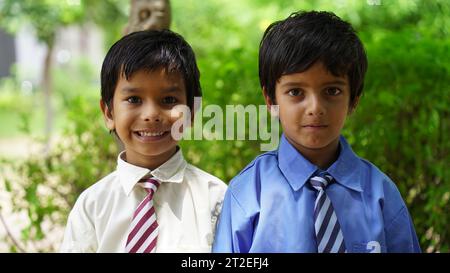 Portrait d'enfants d'école indiens heureux portant l'uniforme scolaire. Concept Skills India. Concept d'éducation. Inde rurale. Concept d'amitié, d'éducation et Banque D'Images