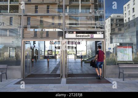 VIENNE, AUTRICHE - 2 OCTOBRE 2023 : entrée de la station de métro Seestadt Aspern, l'une des plus grandes zones de développement urbain d'Europe. Banque D'Images