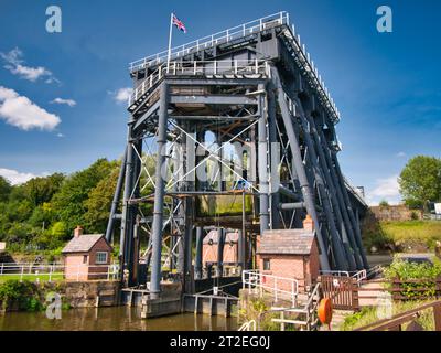 L'Anderton Boat Lift près de Northwich dans le Cheshire, Royaume-Uni. Une écluse à deux caissons assurant une liaison verticale de 50 pieds entre la rivière Weaver et le Tren Banque D'Images