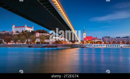 Bratislava, Slovaquie. Image du paysage urbain de Bratislava, capitale de la Slovaquie au crépuscule heure bleue. Banque D'Images