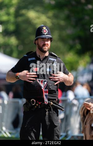 Mariage royal. La police est venue d'une zone plus large pour la sécurité pendant le mariage de Meghan Markle et du Prince Harry. Officier de police de Surrey avec drapeau Banque D'Images