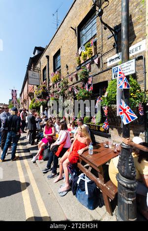 Les gens se détendent devant le pub The Two Brewers, Park Street, Windsor, Berkshire, Royaume-Uni, après avoir bordé les rues pour le mariage royal de Harry & Meghan Banque D'Images