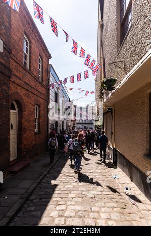 Les gens qui partent de la longue marche après avoir assisté au mariage royal du prince Harry et Meghan Markle à Windsor, au Royaume-Uni. Banque D'Images