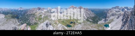 Vue panoramique sur le paysage de montagne depuis le sommet du Monte Paterno près de 3 cime di Lavaredo. Vues sur les sommets rocheux des Dolomites et les petits lacs alpins Banque D'Images