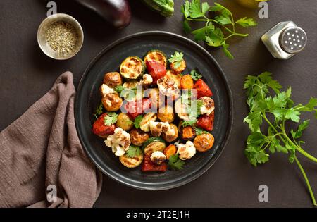 Légumes rôtis sur plaque sur fond sombre. Vue de dessus, pose à plat Banque D'Images