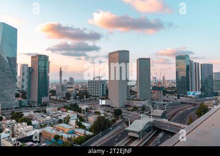 Tel Aviv, Israël - 14 octobre 2023 - vue aérienne des bâtiments et des environs autour de l'autoroute Ayalon la nuit. Banque D'Images