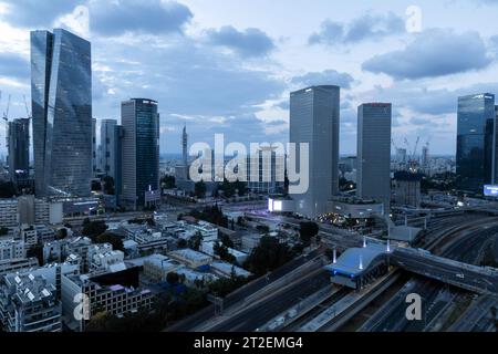 Tel Aviv, Israël - 14 octobre 2023 - vue aérienne des bâtiments et des environs autour de l'autoroute Ayalon la nuit. Banque D'Images