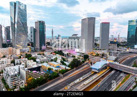 Tel Aviv, Israël - 14 octobre 2023 - vue aérienne des bâtiments et des environs autour de l'autoroute Ayalon la nuit. Banque D'Images