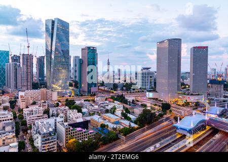 Tel Aviv, Israël - 14 octobre 2023 - vue aérienne des bâtiments et des environs autour de l'autoroute Ayalon la nuit. Banque D'Images