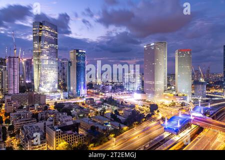 Tel Aviv, Israël - 14 octobre 2023 - vue aérienne des bâtiments et des environs autour de l'autoroute Ayalon la nuit. Banque D'Images