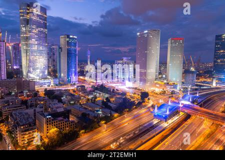 Tel Aviv, Israël - 14 octobre 2023 - vue aérienne des bâtiments et des environs autour de l'autoroute Ayalon la nuit. Banque D'Images