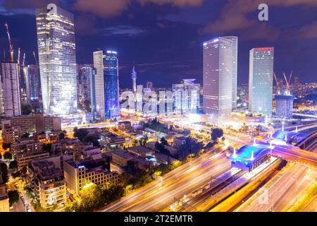 Tel Aviv, Israël - 14 octobre 2023 - vue aérienne des bâtiments et des environs autour de l'autoroute Ayalon la nuit. Banque D'Images