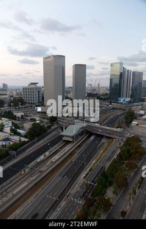 Tel Aviv, Israël - 14 octobre 2023 - vue aérienne des bâtiments et des environs autour de l'autoroute Ayalon nommée d'après le ruisseau Ayalon passant thr Banque D'Images