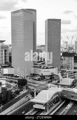 Tel Aviv, Israël - 14 octobre 2023 - vue aérienne des bâtiments et des environs autour de l'autoroute Ayalon nommée d'après le ruisseau Ayalon passant thr Banque D'Images