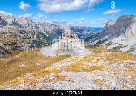 Grand monolithe calcaire érodé, monolithe rocheux autoportant érodé dans les Dolomites italiennes, groupe des Dolomites de Brenta Banque D'Images