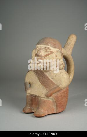 Bouteille de bec d'étrier avec figure assise moche 6e–7e siècle Banque D'Images