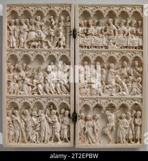 Diptyque avec des scènes de la passion du Christ français ca. 1350–75 ces scènes de passion correspondent étroitement à la fois à l'enluminure manuscrite parisienne et à des exemples sculpturaux. Parce qu’un grand nombre de diptyques similaires survivent, on pense qu’un seul atelier parisien les a produits. Le récit se lit de gauche à droite, de haut en bas : l'entrée à Jérusalem et la dernière Cène ; Christ lavant les pieds de ses disciples et l'agonie dans le jardin ; la trahison du Christ et la Crucifixion. Afficher plus. Diptyque avec des scènes de la passion du Christ. Français. env. 1350-75. Ivoire avec supports métalliques. Fabriqué en Banque D'Images