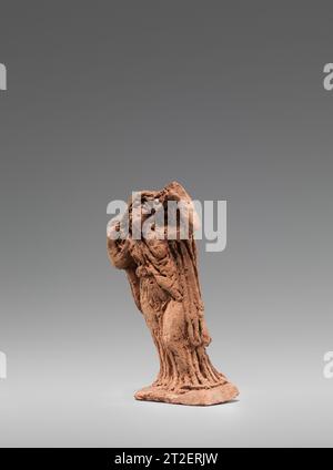 Étude figurale d'une femme en vêtements drapés Jacques-Edmé Dumont Français fin 18e–début 19e siècle Jacques-Edmé Dumont était un miniaturiste néoclassique très accompli. Sa famille, dynastie de sculpteurs, a conservé un grand nombre de ces charmantes petites terracottas (voir 2015.378–.382a, b). Afficher plus. Etude figurale d'une femme en vêtements drapés. Jacques-Edmé Dumont (Paris 1761-1844). Français. fin du 18e au début du 19e siècle. Terre cuite. Sculpture-miniature Banque D'Images