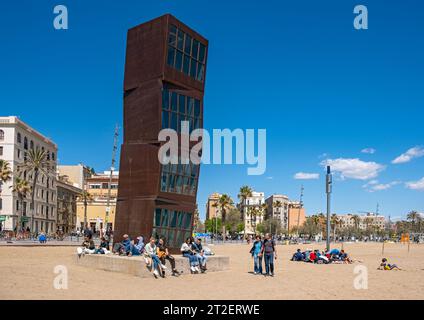 Homenatge a la Barceloneta (ou l’Estel Ferit) sculpture de Rebecca Horn, Platja de Sant Sebastia Beach, Barcelone, Espagne Banque D'Images