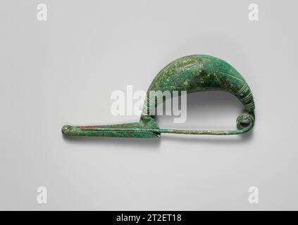 Fibula de type navicella en bronze (épingle de sécurité) Fibula étrusque du 8e siècle av. J.-C., type en forme de bateau. Banque D'Images