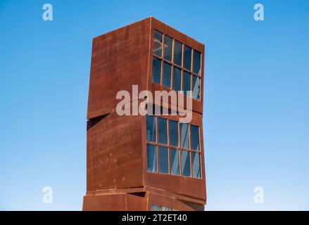 Gros plan de la sculpture Homenatge a la Barceloneta (ou l’Estel Ferit) de Rebecca Horn, Platja de Sant Sebastia Beach, Barcelone, Espagne Banque D'Images