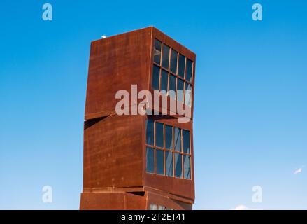 Gros plan de la sculpture Homenatge a la Barceloneta (ou l’Estel Ferit) de Rebecca Horn, Platja de Sant Sebastia Beach, Barcelone, Espagne Banque D'Images