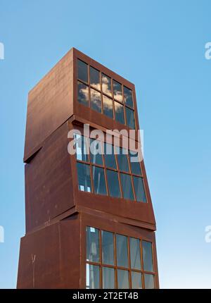 Gros plan de la sculpture Homenatge a la Barceloneta (ou l’Estel Ferit) de Rebecca Horn, Platja de Sant Sebastia Beach, Barcelone, Espagne Banque D'Images