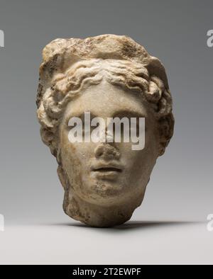 Tête en marbre d'une femme portant un diadème romain 1e ou 2e siècle ce cette tête provient probablement d'une petite statue d'une déesse ou d'une personnification féminine. Bien que la fabrication semble être romaine, le style du visage et la disposition des cheveux dérivent de modèles classiques tardifs et hellénistiques précoces. Banque D'Images