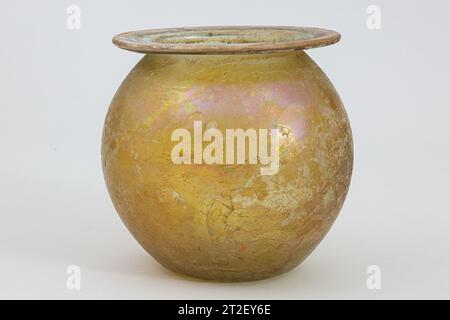 Urne cinéraire en verre (olla) romaine mi-1e–2e siècle ce Voir plus. Urne cinéraire en verre (olla). Roman. Milieu du 1e au 2e siècle de notre ère. Verre ; soufflé. Moyen impérial. Verre Banque D'Images