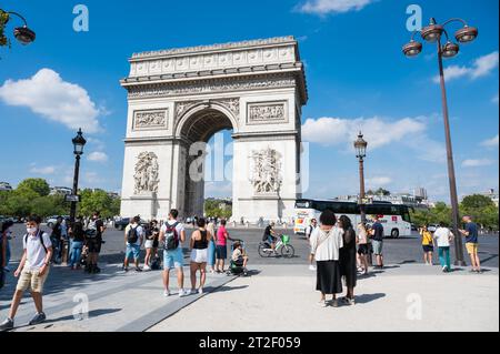 Paris, France - août 28 2022 : champs Elysées, avenue dans le 8e arrondissement de Paris, s'étend de la place de la Concorde au majestueux Arc de Triomphe Banque D'Images