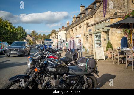 Burford, West Oxfordshire, Royaume-Uni - octobre 2023 : Burford High Street, une pittoresque ville anglaise dans les Cotswolds Banque D'Images