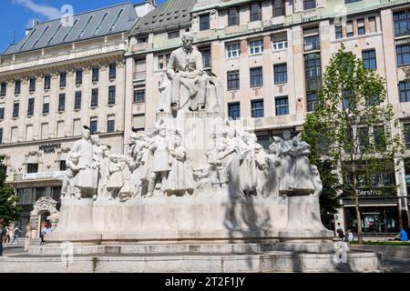 Budapest, Hongrie - 19 Mai 2023 : Monument sur la place Vörösmarty à Budapest en Hongrie Banque D'Images