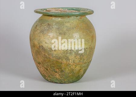 Urne cinéraire en verre (olla) romaine mi-1e–2e siècle ce Voir plus. Urne cinéraire en verre (olla). Roman. Milieu du 1e au 2e siècle de notre ère. Verre ; soufflé. Moyen impérial. Verre Banque D'Images