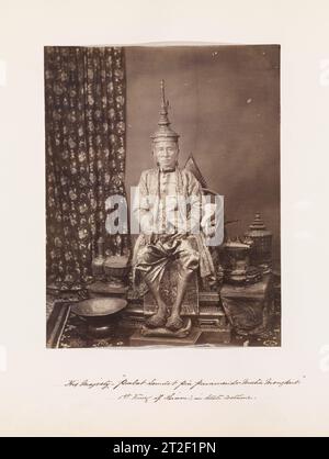 Sa Majesté Prabat Somdet Pra parameñdr Mahá Mongkut, premier roi du Siam, en costume d'État John Thomson Britannique, Écossais 1865 John Thomson, un Écossais qui s'est installé à Singapour en 1863, il ne faisait que commencer sa carrière de dix ans comme l’un des plus grands photographes de voyage d’extrême-Orient lorsqu’il arriva à Bangkok en 1865. Reçu à la cour du roi Mongkut, qui régna sur la Thaïlande sous le nom de Rama IV de 1851 à 1868, Thomson passa plusieurs mois dans le pays, faisant une excursion dans les ruines d’Angkor, qu’il photographia en janvier 1866, quelques mois avant l’arrivée du photographe français M. G. Banque D'Images