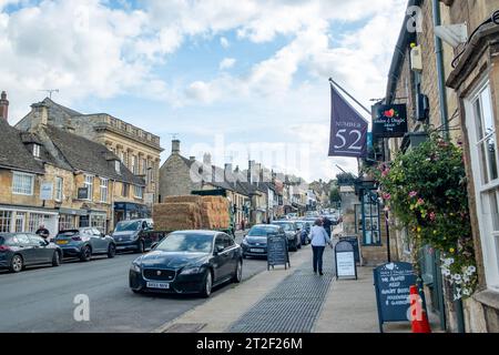 Burford, West Oxfordshire, Royaume-Uni - octobre 2023 : Burford High Street, une pittoresque ville anglaise dans les Cotswolds Banque D'Images