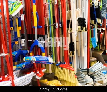 Grand assortiment de brosses pour nettoyer les locaux dans le magasin. Commerce de matériel de nettoyage des sols Banque D'Images