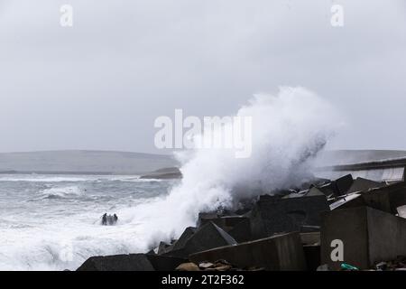 Orkney, Royaume-Uni. 19 octobre 2023. MÉTÉO au Royaume-Uni : la tempête Babet frappe les Orcades avec des vents violents alors que le met Office émet un avertissement météorologique jaune pour le nord-est de l'Écosse. Les vents violents provoquent l'écrasement des vagues sur l'A961 qui traverse l'une des barrières Churchill sur les îles. Crédit : Peter Lopeman/Alamy Live News Banque D'Images