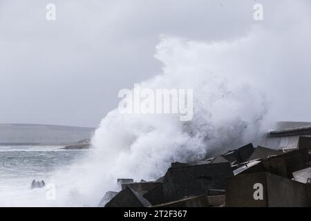 Orkney, Royaume-Uni. 19 octobre 2023. MÉTÉO au Royaume-Uni : la tempête Babet frappe les Orcades avec des vents violents alors que le met Office émet un avertissement météorologique jaune pour le nord-est de l'Écosse. Les vents violents provoquent l'écrasement des vagues sur l'A961 qui traverse l'une des barrières Churchill sur les îles. Crédit : Peter Lopeman/Alamy Live News Banque D'Images