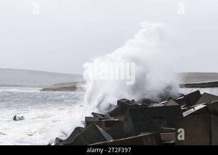 Orkney, Royaume-Uni. 19 octobre 2023. MÉTÉO au Royaume-Uni : la tempête Babet frappe les Orcades avec des vents violents alors que le met Office émet un avertissement météorologique jaune pour le nord-est de l'Écosse. Les vents violents provoquent l'écrasement des vagues sur l'A961 qui traverse l'une des barrières Churchill sur les îles. Crédit : Peter Lopeman/Alamy Live News Banque D'Images