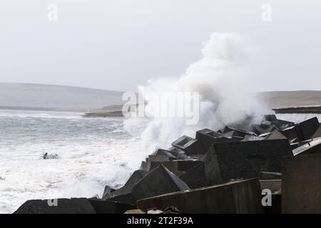 Orkney, Royaume-Uni. 19 octobre 2023. MÉTÉO au Royaume-Uni : la tempête Babet frappe les Orcades avec des vents violents alors que le met Office émet un avertissement météorologique jaune pour le nord-est de l'Écosse. Les vents violents provoquent l'écrasement des vagues sur l'A961 qui traverse l'une des barrières Churchill sur les îles. Crédit : Peter Lopeman/Alamy Live News Banque D'Images