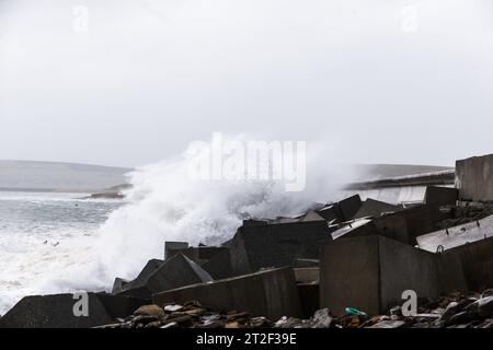 Orkney, Royaume-Uni. 19 octobre 2023. MÉTÉO au Royaume-Uni : la tempête Babet frappe les Orcades avec des vents violents alors que le met Office émet un avertissement météorologique jaune pour le nord-est de l'Écosse. Les vents violents provoquent l'écrasement des vagues sur l'A961 qui traverse l'une des barrières Churchill sur les îles. Crédit : Peter Lopeman/Alamy Live News Banque D'Images