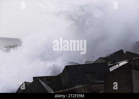 Orkney, Royaume-Uni. 19 octobre 2023. MÉTÉO au Royaume-Uni : la tempête Babet frappe les Orcades avec des vents violents alors que le met Office émet un avertissement météorologique jaune pour le nord-est de l'Écosse. Les vents violents provoquent l'écrasement des vagues sur l'A961 qui traverse l'une des barrières Churchill sur les îles. Crédit : Peter Lopeman/Alamy Live News Banque D'Images