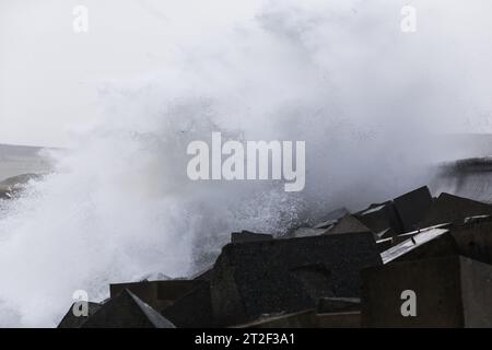 Orkney, Royaume-Uni. 19 octobre 2023. MÉTÉO au Royaume-Uni : la tempête Babet frappe les Orcades avec des vents violents alors que le met Office émet un avertissement météorologique jaune pour le nord-est de l'Écosse. Les vents violents provoquent l'écrasement des vagues sur l'A961 qui traverse l'une des barrières Churchill sur les îles. Crédit : Peter Lopeman/Alamy Live News Banque D'Images