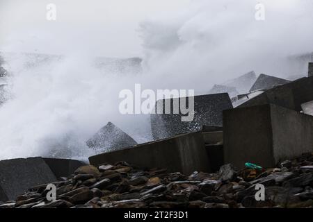 Orkney, Royaume-Uni. 19 octobre 2023. MÉTÉO au Royaume-Uni : la tempête Babet frappe les Orcades avec des vents violents alors que le met Office émet un avertissement météorologique jaune pour le nord-est de l'Écosse. Les vents violents provoquent l'écrasement des vagues sur l'A961 qui traverse l'une des barrières Churchill sur les îles. Crédit : Peter Lopeman/Alamy Live News Banque D'Images