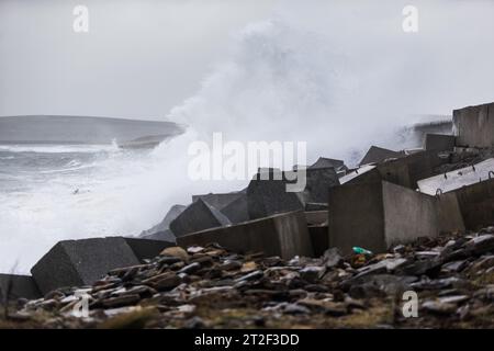 Orkney, Royaume-Uni. 19 octobre 2023. MÉTÉO au Royaume-Uni : la tempête Babet frappe les Orcades avec des vents violents alors que le met Office émet un avertissement météorologique jaune pour le nord-est de l'Écosse. Les vents violents provoquent l'écrasement des vagues sur l'A961 qui traverse l'une des barrières Churchill sur les îles. Crédit : Peter Lopeman/Alamy Live News Banque D'Images