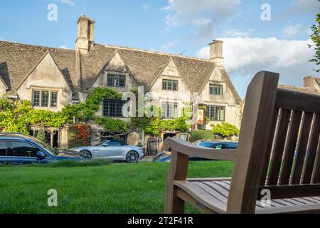 Burford, West Oxfordshire, Royaume-Uni - octobre 2023 : le Bay Tree Hotel et restaurant près de Burford High Street, une ville anglaise pittoresque dans les Cotswolds Banque D'Images